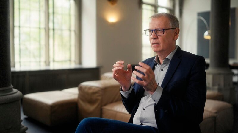 Moderator Günther Jauch erzählt von seinen Begegnungen mit Hape Kerkeling. – Bild: WDR/​Florianfilm GmbH