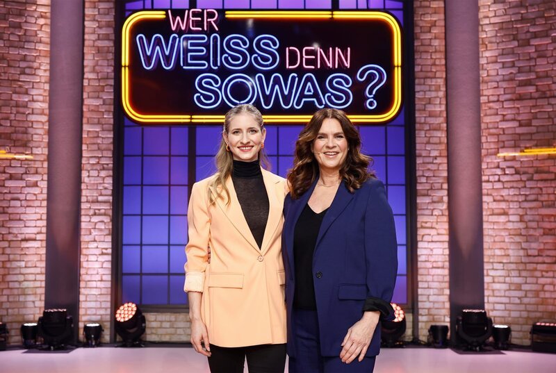 Die Kandidatinnen: Die Eiskunstläuferin Minerva-Fabienne Hase (l.) und die zweifache Olympiasiegerin im Eiskunstlaufen, Katarina Witt (r.). – Bild: ARD/​Morris Mac Matzen