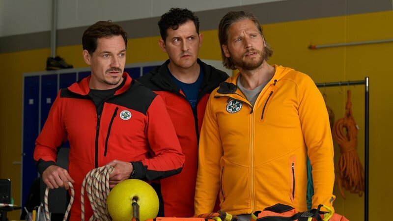 Tobi (Markus Brandl, l.), Rudi (Michael Pascher, M.) und Markus (Sebastian Ströbel, r.) machen sich Sorgen um ihren Kollegen Michi. – Bild: ZDF und Barbara Bauriedl
