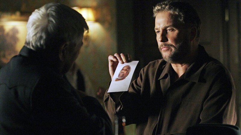 Um den Mord an der Teilnehmerin einer Talentshow aufzuklären, rollt Grissom (William Petersen, re.) einen alten Fall wieder auf, weil er einen Zusammenhang vermutet. (li. Darsteller unbekannt) – Bild: MG RTL D /​ CBS