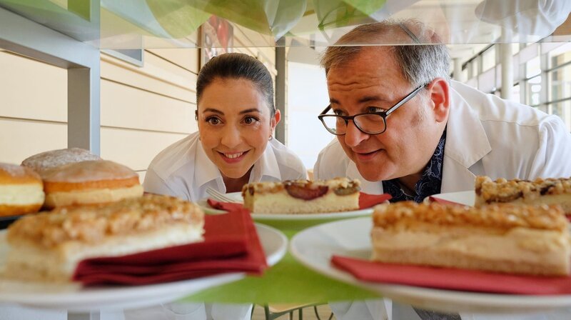 Oberschwester Arzu (Arzu Ritter) ist so entspannt, wie schon lange nicht mehr Seit ihr Mann Dr. Philipp Brentano in seinem Sabbatical ist und sich um Haushalt und ihre drei Kinder kümmert, hat sie wieder etwas Zeit für andere Dinge. – Bild: NDR/​MDR/​Saxonia Media/​Sebastian Kiss