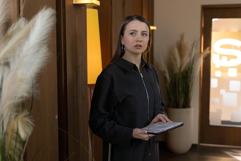 Lucie (Julia Wiedemann) fühlt sich bestätigt, dass ein EM-Sieg nicht garantiert ist. – Bild: RTL /​ Julia Carola Pohle