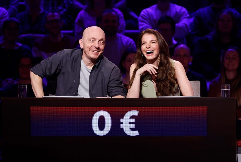Rateteam-Kapitän Bernhard Hoëcker (l.) mit Sängerin und Schauspielerin Yvonne Catterfeld (r.). – Bild: ARD/​Morris Mac Matzen