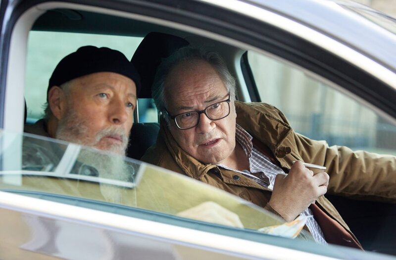Die Rentnercops Reinhard Bielefelder (Bill Mockridge, l.) und Klaus Schmitz (Hartmut Volle, r.) observieren aus dem Wagen. – Bild: ARD/​Kai Schulz