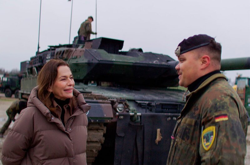  Anne Will besucht die Militärsiedlung Rukla in Litauen. Einer, der Orte, an dem die Bundeswehr die Brigade Litauen aufbauen wird. Zum ersten Mal in der Geschichte der Bundeswehr sollen rund 5000 Soldaten und zivile Kräfte dauerhaft im Ausland stationiert werden.  – Bild: NDR /​ NDR Presse und Information