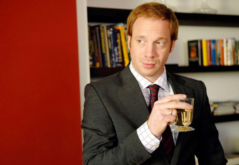 Der forsche Thomas Welka (Johann von Bülow) hofft, dass er in die Kanzlei als Partner aufgenommen wird. – Bild: NDR/​Degeto/​Marion von der Mehden