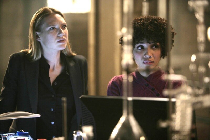 L-R: Olivia Dunham (Anna Torv), Astrid Farnsworth(Jasika Nicole) – Bild: PLURIMEDIA (Warner Bros)