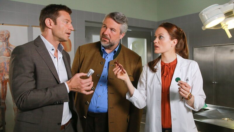 Pathologin Sandra Mai (Sina Wilke, r.) hat Erkenntnisse, die die Kommissare Hansen (Igor Jeftic, l.) und Stadler (Dieter Fischer, M.) auf eine ganz neue Spur bringen. – Bild: ZDF und Christian A. Rieger