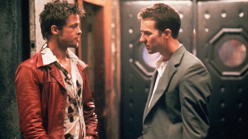 Tyler Durden (Brad Pitt, l.) und sein Freund (Edward Norton, r.) gründen den „Fight Club“. Die Männer treffen sich regelmäßig zu Schlägereien in dem Keller einer Bar. – Bild: ZDF und Lionsgate Tyler Durden (Brad Pitt, l.) und sein Freund (Edward Norton, r.) gründen den „Fight Club“. Die Männer treffen sich regelmäßig zu Schlägereien in dem Keller einer Bar. – Bild: ZDF und Lionsgate