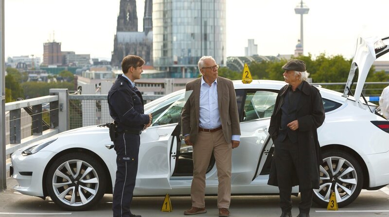 Parkhaus Parkdeck: Die Chefin eines Pharmaunternehmens wird erdrosselt in Ihrem Auto aufgefunden – Benz (Dominik Klingenberg, l.) bringt Günther (Peter Lerchbäumer, M.), Edwin (Tilo Prückner, r.) auf den neuesten Stand. – Bild: ARD/​Kai Schulz