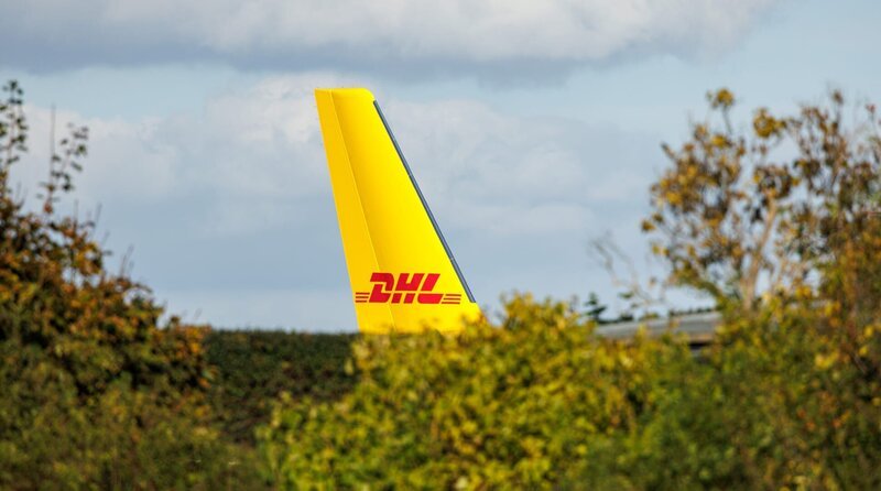 Anschlagsversuch auf Frachtflieger? DHL-Pakete in Flammen. – Bild: WDR/​Jens Schlueter/​Getty Images