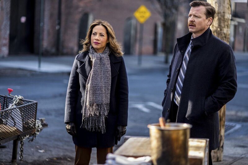 Detective Crystal Morales (Elizabeth Rodriguez, l.); Detective Tommy Killian (Kevin Rankin, r.) – Bild: CBS Broadcasting, Inc.
