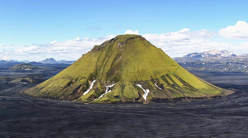 Der Vulkan Mælifel im Süden Islands: Mit einer Höhe von fast 200 Metern ist er eines der Wahrzeichen der Insel. – Bild: phoenix/​ZDF/​Skyworks