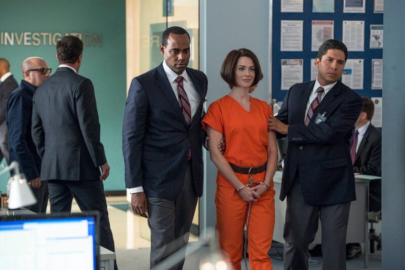 Rebecca (Bridget Regan, 2.v.r.) – Bild: David Giesbrecht /​ USA Network