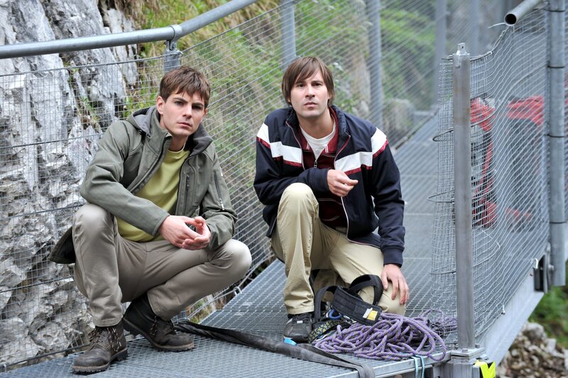 Arthur Halgruber stürzt bei einem spektakulären Slackline-Act ab. Was zunächst wie ein Unfall aufgrund von Materialermüdung aussieht, erregt bald das Interesse der SOKO. – Bild: ORF/​BEO-Film