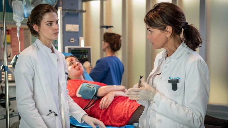 Dr. Jasmin Jonas (Gerit Kling, r.) und Dr. Eva Grünberg (Laura Berlin, l.) sind bei der Behandlung von Lea (Carolin Garnier, M.) unterschiedlicher Meinung. – Bild: ZDF und Boris Laewen (bola)