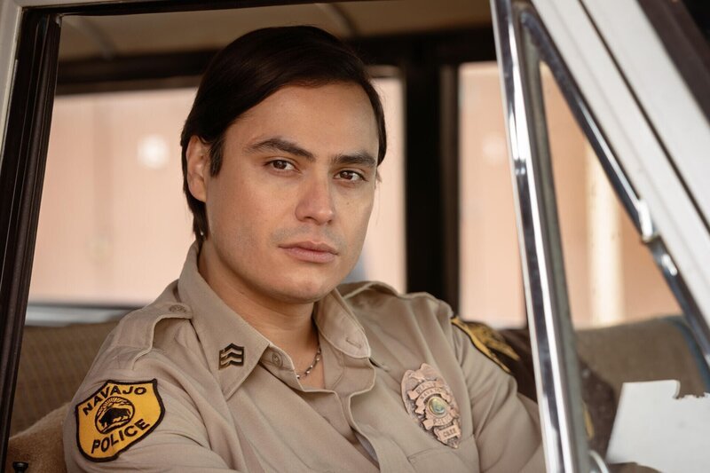 Jim Chee (Kiowa Gordon) +++ Die Verwendung des sendungsbezogenen Materials ist nur mit dem Hinweis und Verlinkung auf RTL+ gestattet. – Bild: RTL /​ AMC Network Entertainment LLC.