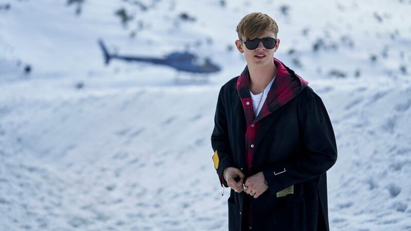 Alex Rider (Otto Farrant) nimmt eine falsche Identität an und spielt den Sohn eines Millionärs. Keiner ahnt, dass er ein Agent ist, der heimlich spioniert. – Bild: Des Willie