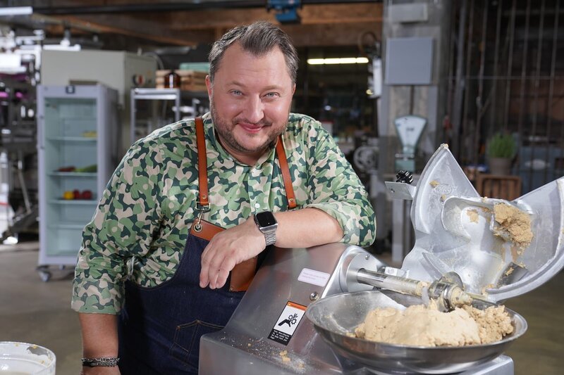 Sebastian Lege deckt die Tricks von Unilever auf. Langnese, Pfanni oder Knorr – alles Marken des Großkonzerns. Was steckt wirklich in den Produkten? Produktentwickler Lege baut die berühmten Lebensmittel nach. – Bild: ZDF und Lars Doering.