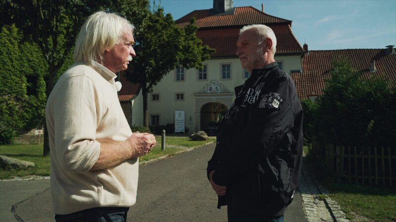 Kommissar Dirk Bosse (r.) hat damals in Beienrode ermittelt. Er zeigt Profiler Axel Petermann (l.) das damalige Anwesen des Pastorenpaars Geyer. – Bild: Tiemo Fenner