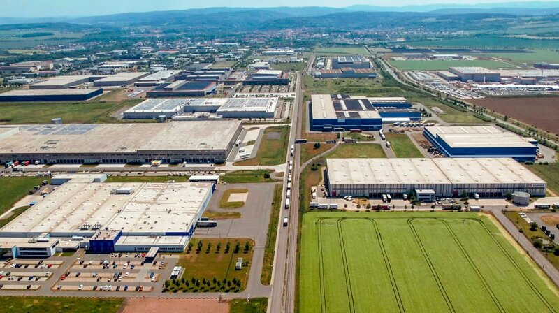 Auf über 400 Hektar haben sich seit 2003 mehr als 20 Firmen angesiedelt, im gesamten Gebiet sind über 9000 Arbeitsplätze entstanden. – Bild: MDR/​Christian Görmer