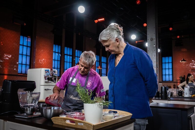 Pierre Littbarski (l.); Bettina Schliephake-Burchardt (r.) – Bild: Joyn /​ Claudius Pflug