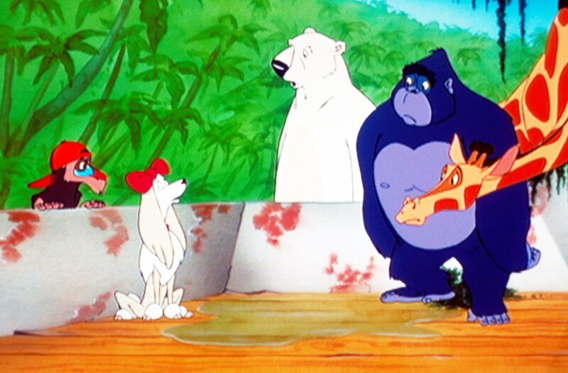 „Noahs Insel“, „Hündchen und Hyänen.“ Auf Noahs Insel werden die ersten Babys geboren: Ricks ‚Hündchen‘, die Hyänen Emma und Erna, haben Nachwuchs bekommen. Doch zum Feiern bleibt wenig Zeit, denn es gibt Alarm. Sascha und das Erdferkel Carmen hören fremde Stimmen im Dschungel und die Geierpatrouille meldet: ‚Inseln voller Menschen in Sicht!‘ Noah lässt sich auf einen gewagten Versuch ein, mit Hilfe des Feuerballs ungefährlichere Gewässer anzusteuern. Doch er hat die Rechnung ohne Rick gemacht. Der Mandrill verehrt die Menschen und manipuliert heimlich den Kurs, um sich und seine Freunde in Menschenhände zu treiben. – Bild: ORF/​EBU