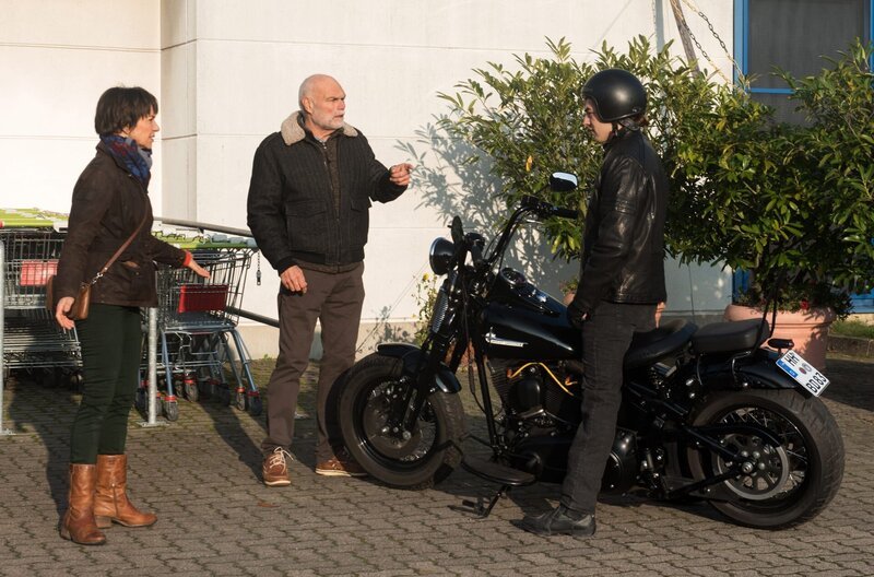 Walter (Ludger Burmann, M.) stellt mit Merles Hilfe (Anja Franke, l.) den Motorraddieb (Lucas Finkenbeiner, r.). – Bild: ARD/​Nicole Manthey
