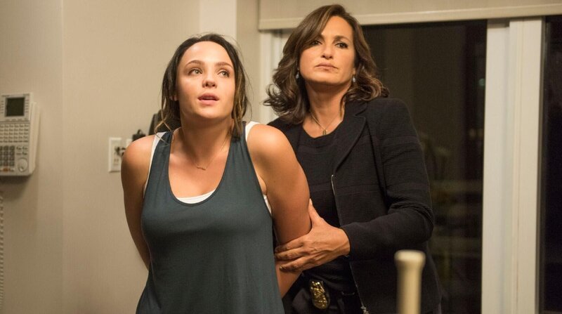 Olivia Benson (Mariska Hargitay, r.) verhaftet der frühere Teenie-Filmstar Tensley Evans (Stevie Lynn Jones). Sie soll in der Reha einen 15-Jährigen sexuell missbraucht haben. – Bild: RTL /​ Universal