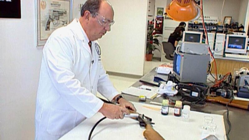In kurzer Zeit haben die Forensiker die Seriennummer der Mordwaffe wieder sichtbar gemacht. – Bild: RTL