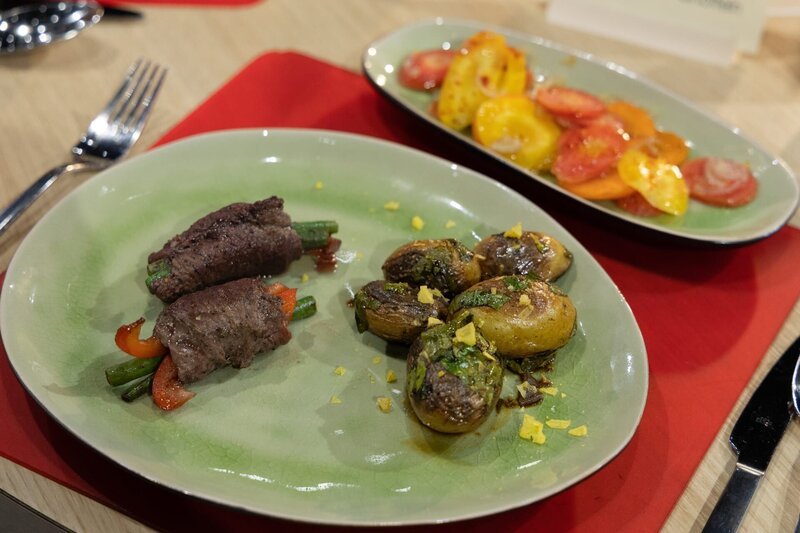 Tagesmotto: „Leibgericht“: Lamm-Röllchen mit Gemüsefüllung, bunten Möhren und Balsamico- Kartoffeln von Ingeborg Krug. – Bild: ZDF und Norman Kalle