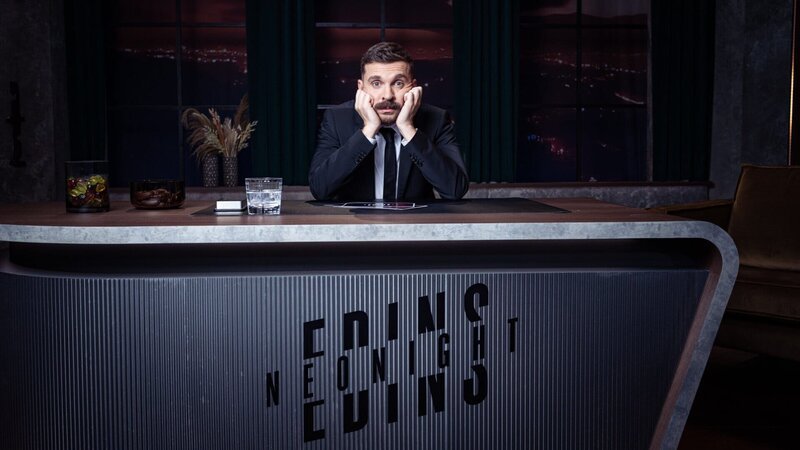 Edin Hasanovic am Schreibtisch seines Late-Night-Studios für „Edins Neo Night“ – Bild: ZDF und Ben Knabe