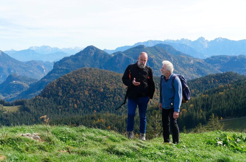 Werner Schmidbauer (rechts) trifft Martin Kälberer (links) auf dem Mitterberg bei Bad Feilnbach. – Bild: BR/​Werner Schmidbauer
