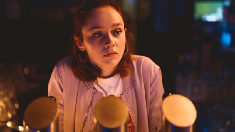 Carlotta Bennett (Marlena Marie Grübl) wird zu Günther Herbst befragt – Bild: Markus Kloiber /​ ZDF