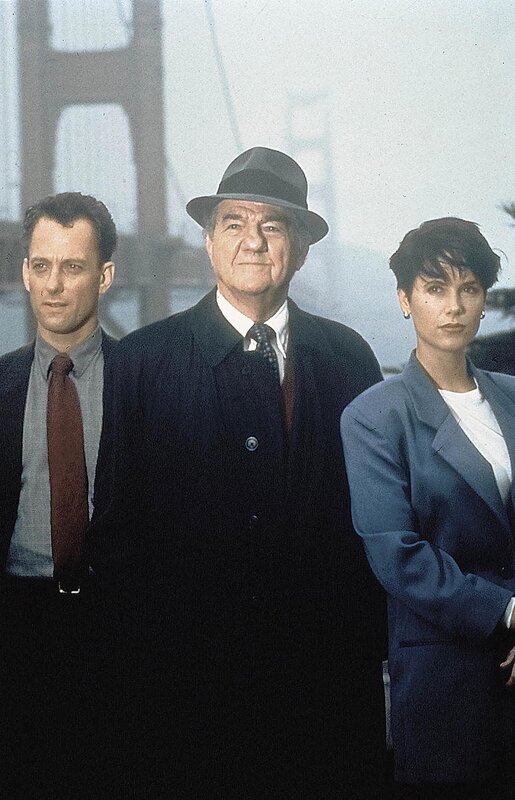 Hauptkommissar Mike Stone (Karl Malden, M.) hat mit seinen jungen, ehrgeizigen Kollegen David Connor (Conor O’Farrell) und Sarah Burns (Deborah Farentino, r.) alle Haende voll zu tun. – Bild: One