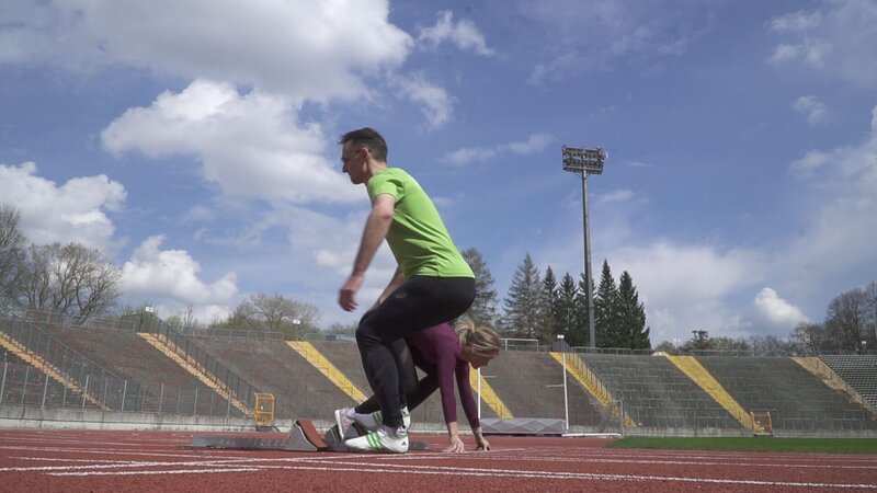 Rückwärtsläufer Roland Wegner beim Start im Wettlauf gegen eine Vorwärtsläuferin. – Bild: BR/​south & browse GmbH/​Marius Klohn