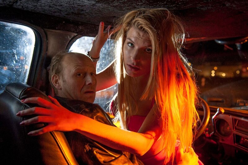 Ahnen nicht, was gleich passieren wird: Cherry Lips (Pia Latina, r.) und Arno Fieber (Bernd Michael Lade, l.) … – Bild: SAT.1 Eigenproduktionsbild frei