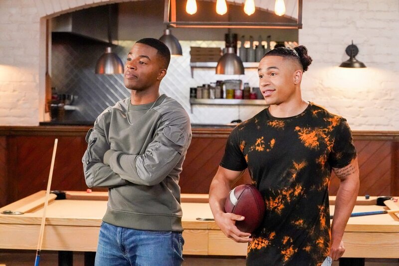 (v.li.): Daniel Ezra (Spencer James), Noah Gray-Cabey (Frausto). – Bild: ORF/​PRO7/​Warner/​The CW/​Bill Inoshita