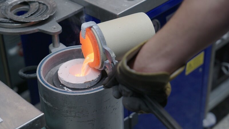 In der Schmuckgießerei Kalman Hafner in Pforzheim wird heißes Gold aus dem Schmelztiegel in eine Form gegossen. Das Gold stammt aus einer zertifizierten Mine in Kolumbien, in der faire Arbeitsbedingungen und Abbaumethoden gelten. – Bild: ZDF und Oliver Biebl