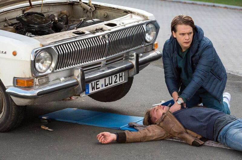 Johannes Förster wollte nach seinem Oldimer sehen, als er zusammenbicht. Mikko ist sofort zu Stelle, doch die Situation verschärft sich … – Bild: ARD/​Jens Ulrich Koch