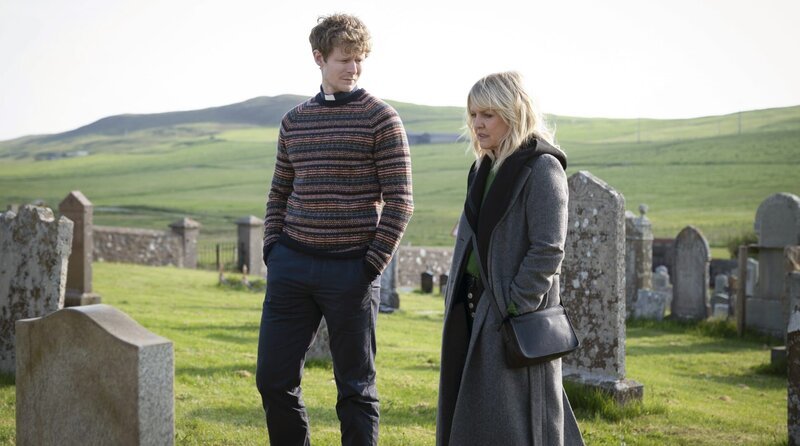 ARD Degeto MORD AUF SHETLAND – DAS FAMILIENGEHEIMNIS, am Montag um 21:45 Uhr im ERSTEN, online first ab Donnerstag in der ARD MEDIATHEK Calder (Rosie Graham) und Alan (Steven Miller) sprechen sich aus. – Motiv aus Teil 2 – – Bild: ITV Studios