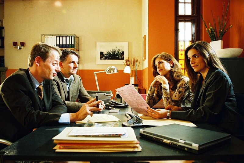 Sandras (Rebecca Immanuel, r.) Mandantin, Angelika Bachner (Ursula Buschhorn, 2.v.r.), war jahrelang die Geliebte von Friedrich May (Max Herbrechter, 2.v.l.). Nun hat er die Beziehung beendet und sie aus der Wohnung geworfen, die er für sie gekauft hat. Das will sich Frau Bachner nicht gefallen lassen. Vor Gericht entbrennt ein Kampf zwischen Sandra und Frank Vanderheiden (Luc Veit, l.) … – Bild: SAT.1 /​ Hardy Spitz