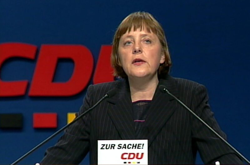 Das Jahr 2000 – Berlin startet als Regierungssitz ins neue Jahrtausend und Staatsgäste, wie Bill Clinton und Wladimir Putin, geben sich die Klinke in die Hand. Angela Merkel wird neue CDU-Vorsitzende und ein Berliner Pilot rettet 148 Menschen das Leben. Eine Berlin-Chronik der Superlative: Fünf Jahrzehnte von 1961, dem Jahr des Mauerbaus, bis 2009 als Berlin eine Weltstadt im 21. Jahrhundert ist. – Foto: Angela Merkel wird erste Vorsitzende der CDU. – Bild: rbb