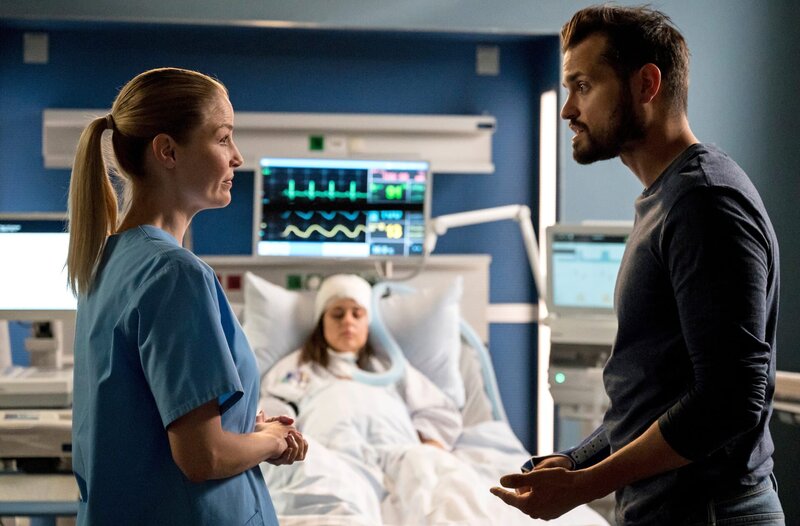 Julia Berger (Mirka Pigulla, l.) hat keine guten Neuigkeiten für Milo Hermann (Nicolas F. Türksever, r.) seine Frau Dana (Anica Happich, M.) liegt im Koma. – Bild: ARD/​Jens-Ulrich Koch