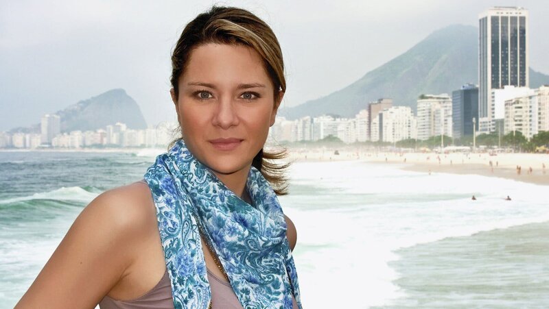 Moderatorin Wasiliki Goutziomitros vor der Kulisse von Rio de Janeiro. – Bild: ZDF und SRF/​BENI LEONI