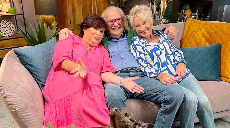 Petra Binder, Albert Maier und Doris Reichenauer sitzen auf dem Sofa. – Bild: SWR