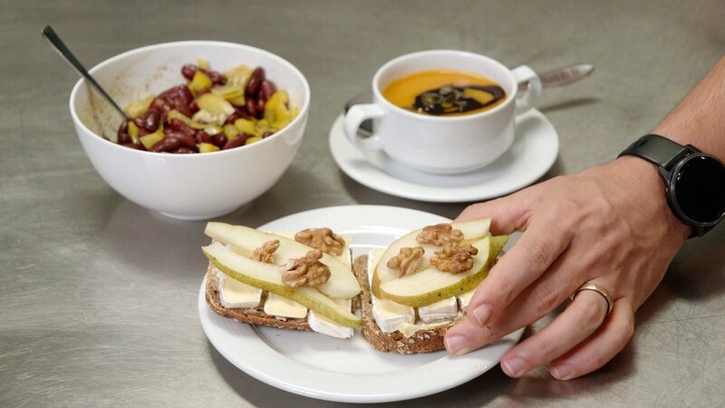 Salat, Suppe und belegte Brote. – Bild: ORF