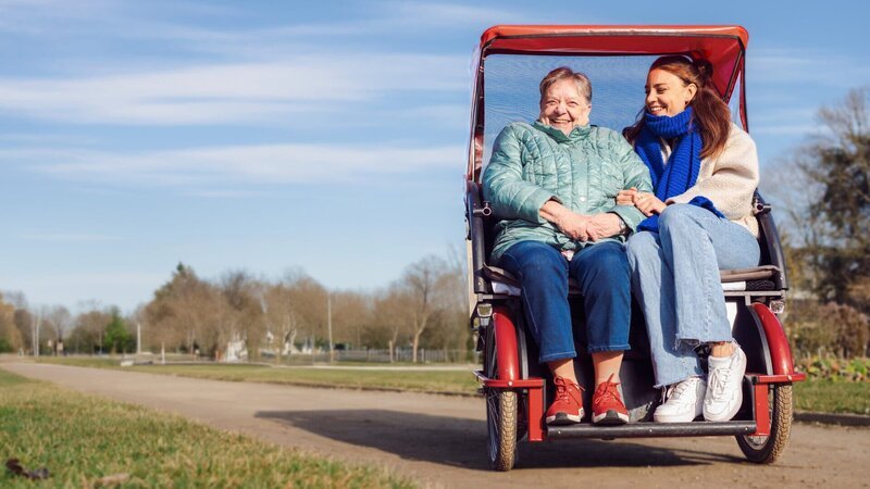 Elisabeth (67, l.) und Caroline (32) lernen sich zufällig kennen, beim Rikscha fahren. – Bild: ZDF und Jennifer Endom