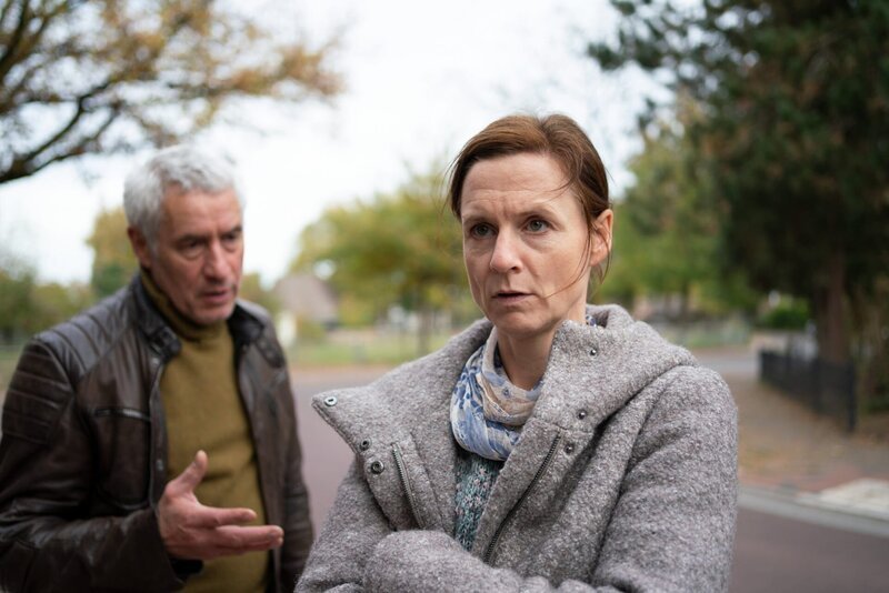 Matthias Hamm (Ralph Herforth) befragt Imogen Jepsen (Isabella Bartdorff). – Bild: ORF/​ZDF/​Georges Pauly