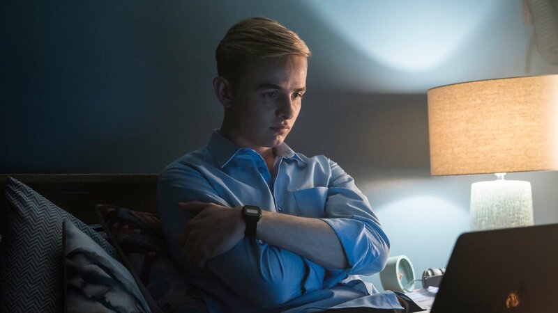 Alex Rider (Otto Farrant) videochattet mit seinem besten Freund. Sie hecken einen Plan aus, um heimlich auf eine Party zu kommen. – Bild: ZDF und Des Willie